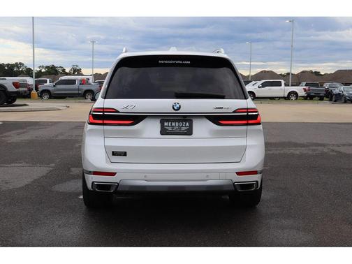 Mineral White Metallic 2024 BMW X7 xDrive40i
