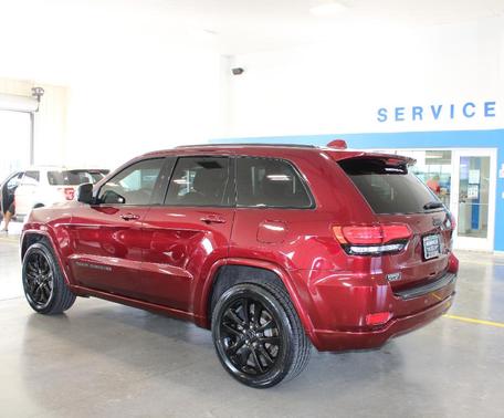 Photo 2 of 32 of 2018 Jeep Grand Cherokee Laredo