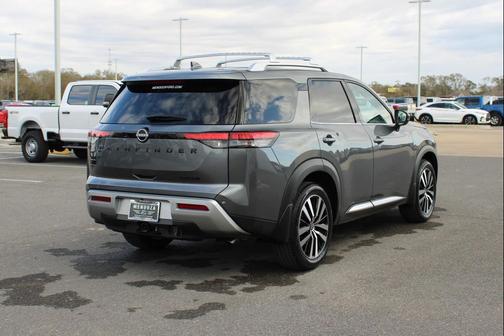 2025 Nissan Pathfinder Platinum FWD