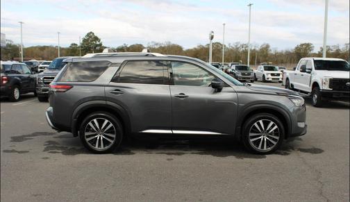 2025 Nissan Pathfinder Platinum FWD