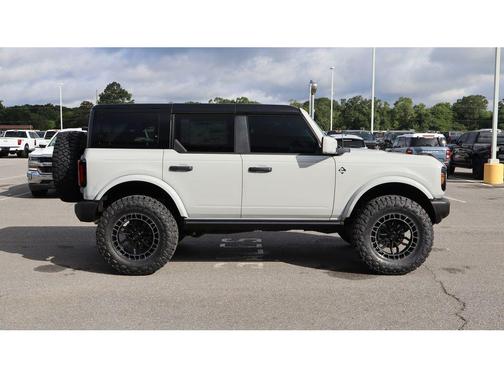 Avalanche Gray 2026 Ford Bronco Outer Banks