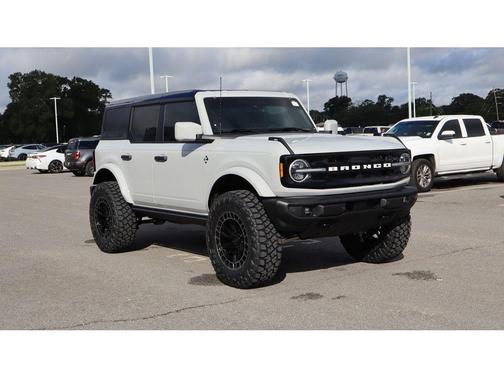Avalanche Gray 2026 Ford Bronco Outer Banks