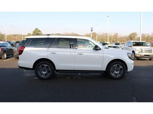Star White Metallic Tri-Coat 2026 Ford Expedition Active