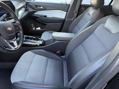 Mosaic Black Metallic 2025 Chevrolet Trax LT