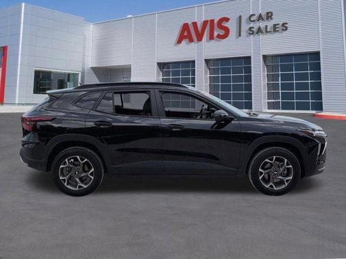 Mosaic Black Metallic 2025 Chevrolet Trax LT