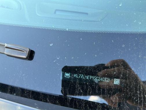 Mosaic Black Metallic 2025 Chevrolet Trax LT