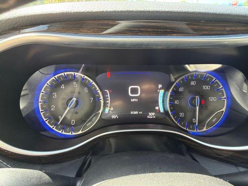 Bright White Clearcoat 2023 Chrysler Pacifica Limited