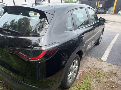 Crystal Black Pearl 2025 Honda HR-V LX