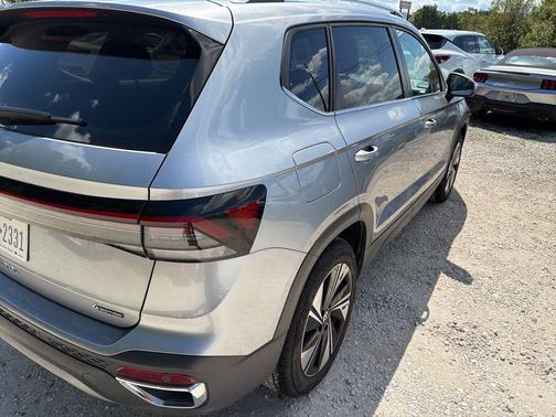 Pyrite Silver Metallic 2025 Volkswagen Taos 1.5T SE