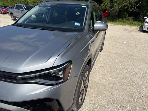 Pyrite Silver Metallic 2025 Volkswagen Taos 1.5T SE