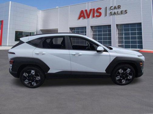 Atlas White 2025 Hyundai KONA SEL