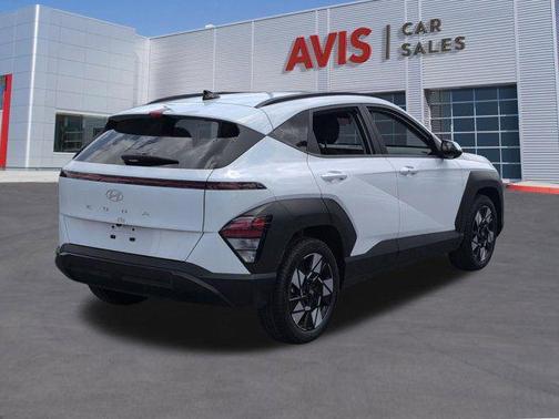 Atlas White 2025 Hyundai KONA SEL