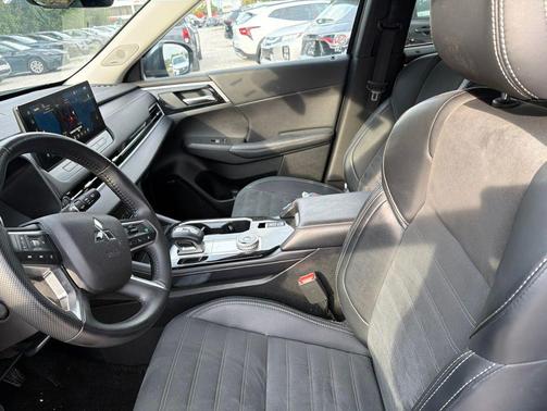 Graphite Gray 2025 Mitsubishi Outlander SE 2.5 2WD