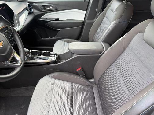 Summit White 2025 Chevrolet Trax LT