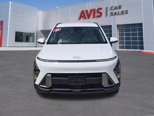 Atlas White 2025 Hyundai KONA SEL