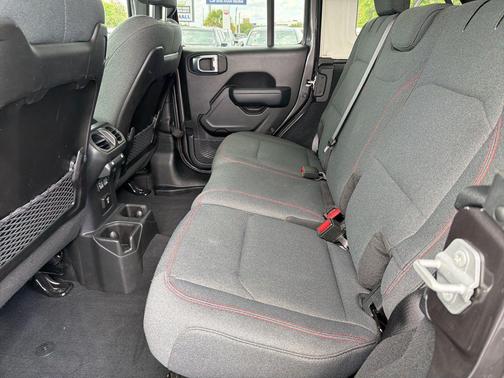 Granite Crystal Metallic Clearcoat 2025 Jeep Wrangler Rubicon