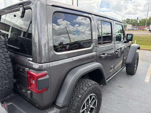Granite Crystal Metallic Clearcoat 2025 Jeep Wrangler Rubicon