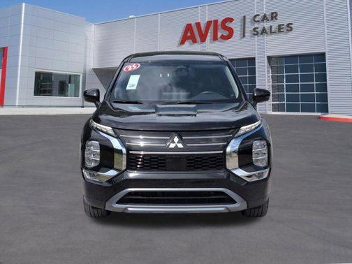 Black 2025 Mitsubishi Outlander SE