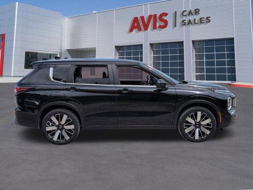 Black 2025 Mitsubishi Outlander SE
