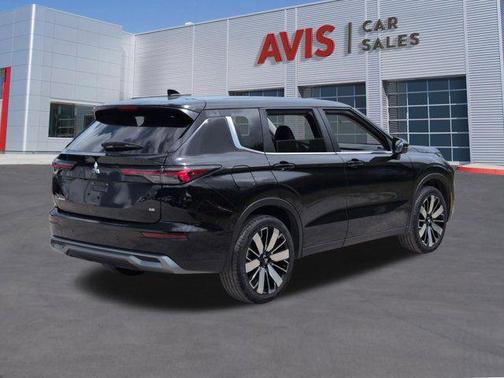 Black 2025 Mitsubishi Outlander SE