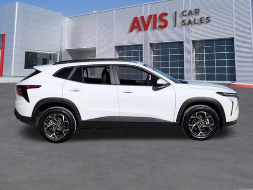 Summit White 2025 Chevrolet Trax LT
