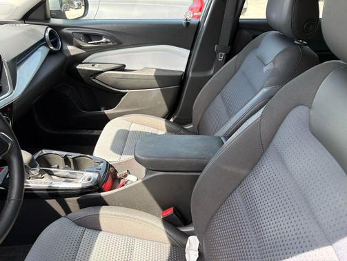 Sterling Gray Metallic 2025 Chevrolet Trax LT