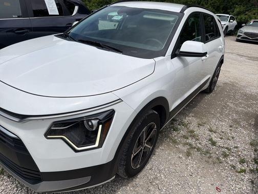 Snow White Pearl 2025 Kia Niro LX