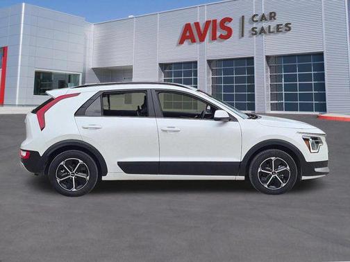 Snow White Pearl 2025 Kia Niro LX