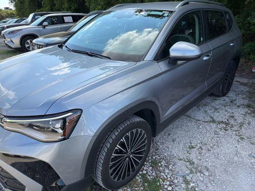 Pyrite Silver Metallic 2025 Volkswagen Taos 1.5T SE