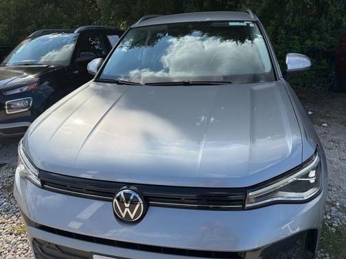 Pyrite Silver Metallic 2025 Volkswagen Taos 1.5T SE
