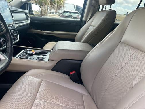 Agate Black Metallic 2024 Ford Expedition Max XLT