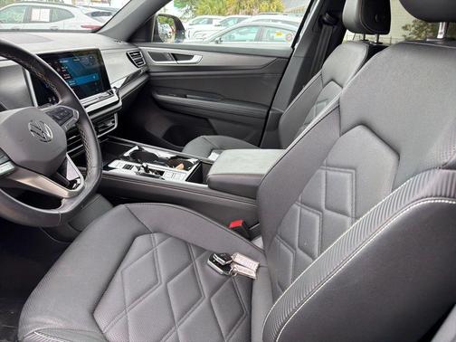 Deep Black Pearl 2025 Volkswagen Atlas Cross Sport 2.0T SE w/Technology