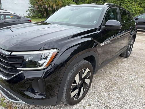Deep Black Pearl 2025 Volkswagen Atlas Cross Sport 2.0T SE w/Technology