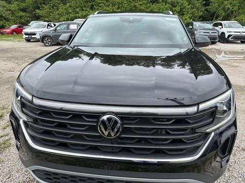 Deep Black Pearl 2025 Volkswagen Atlas Cross Sport 2.0T SE w/Technology