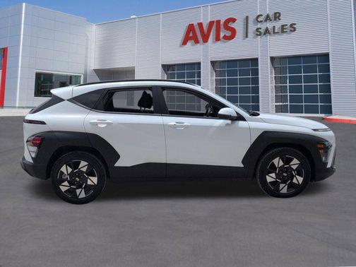 Atlas White 2025 Hyundai KONA SEL