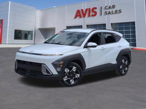Atlas White 2025 Hyundai KONA SEL