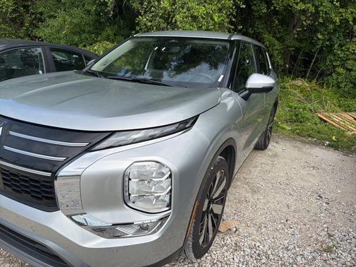 Alloy Silver Metallic 2025 Mitsubishi Outlander SE 2.5 2WD
