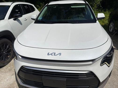 Snow White Pearl 2025 Kia Niro LX