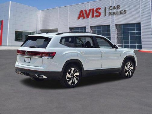 Pure White 2025 Volkswagen Atlas 2.0T SE w/Technology