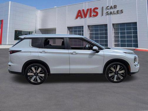 White Diamond 2025 Mitsubishi Outlander SE