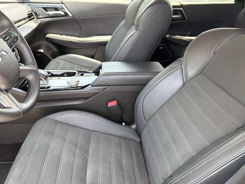 White Diamond 2025 Mitsubishi Outlander SE 2.5 2WD