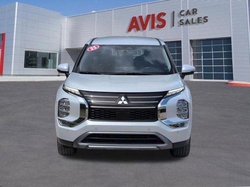White Diamond 2025 Mitsubishi Outlander SE