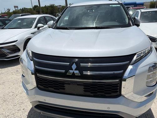 White Diamond 2025 Mitsubishi Outlander SE 2.5 2WD