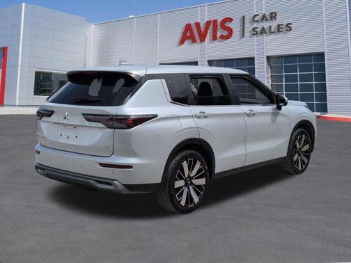 White Diamond 2025 Mitsubishi Outlander SE