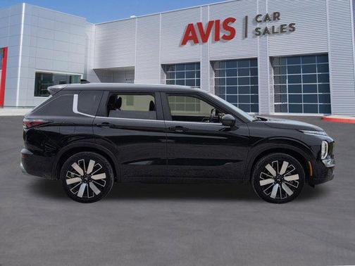 Black 2025 Mitsubishi Outlander SE