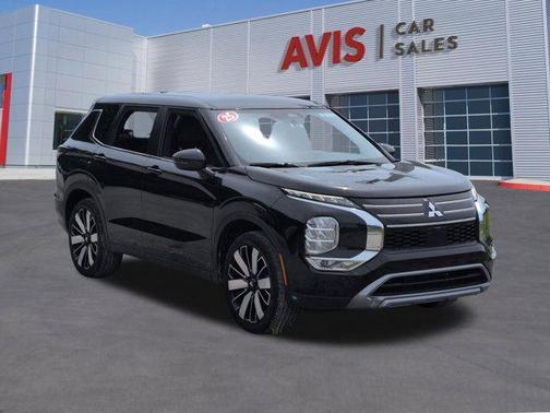 Black 2025 Mitsubishi Outlander SE