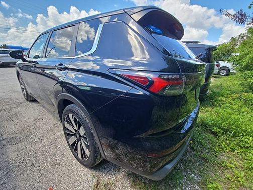 Black 2025 Mitsubishi Outlander SE