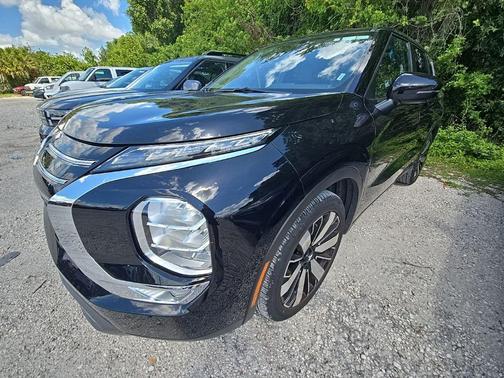 Black 2025 Mitsubishi Outlander SE