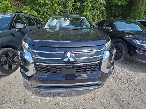 Black 2025 Mitsubishi Outlander SE