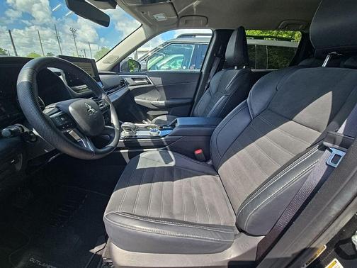 Black 2025 Mitsubishi Outlander SE